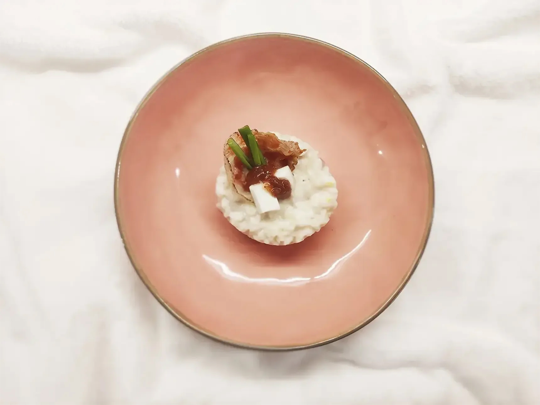 Bergamino di capra, pancetta pepata e marmellata di fragole